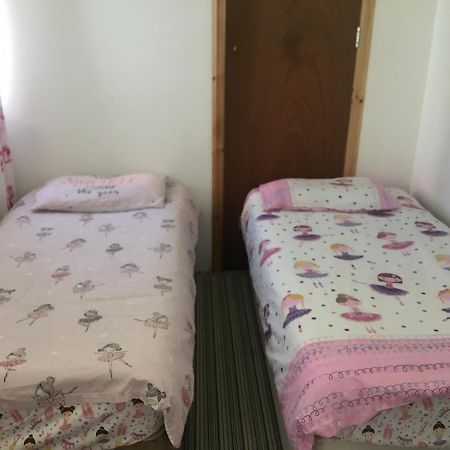 Pink House ,Opposite Beach ,Sleeps 6 , 2 Bedroom Ground Floor Self Contained Garden Flat , Private Entrance , Kitchen , Guaranteed Parking ,Wifi , Movies ,Bathroom ,Fridge , Microwave ,Bedroom 1, Double Bed & 2 Single Beds ,Bedroom 2 , Double Bed Пейнтон Екстер'єр фото