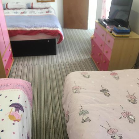 Pink House ,Opposite Beach ,Sleeps 6 , 2 Bedroom Ground Floor Self Contained Garden Flat , Private Entrance , Kitchen , Guaranteed Parking ,Wifi , Movies ,Bathroom ,Fridge , Microwave ,Bedroom 1, Double Bed & 2 Single Beds ,Bedroom 2 , Double Bed Пейнтон Екстер'єр фото