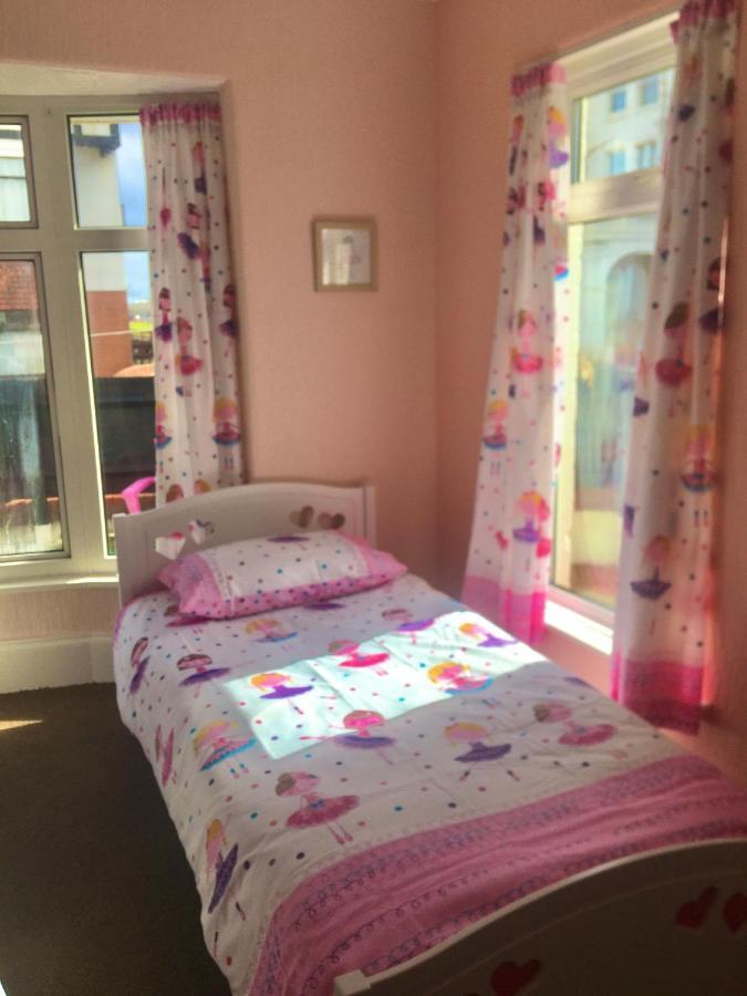 Pink House ,Opposite Beach ,Sleeps 6 , 2 Bedroom Ground Floor Self Contained Garden Flat , Private Entrance , Kitchen , Guaranteed Parking ,Wifi , Movies ,Bathroom ,Fridge , Microwave ,Bedroom 1, Double Bed & 2 Single Beds ,Bedroom 2 , Double Bed Пейнтон Екстер'єр фото