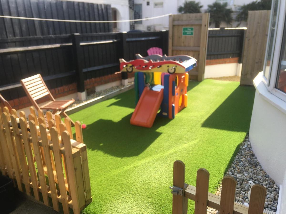 Pink House ,Opposite Beach ,Sleeps 6 , 2 Bedroom Ground Floor Self Contained Garden Flat , Private Entrance , Kitchen , Guaranteed Parking ,Wifi , Movies ,Bathroom ,Fridge , Microwave ,Bedroom 1, Double Bed & 2 Single Beds ,Bedroom 2 , Double Bed Пейнтон Екстер'єр фото