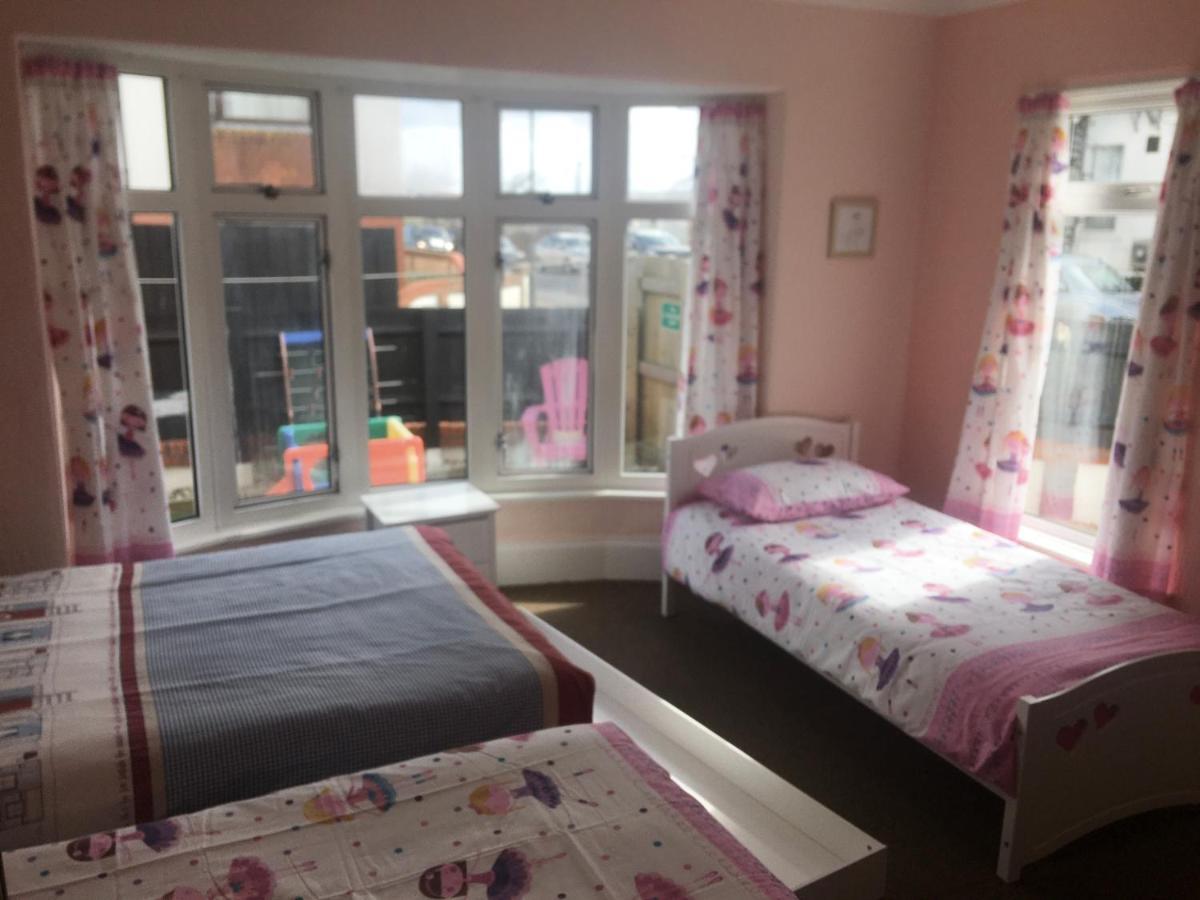 Pink House ,Opposite Beach ,Sleeps 6 , 2 Bedroom Ground Floor Self Contained Garden Flat , Private Entrance , Kitchen , Guaranteed Parking ,Wifi , Movies ,Bathroom ,Fridge , Microwave ,Bedroom 1, Double Bed & 2 Single Beds ,Bedroom 2 , Double Bed Пейнтон Екстер'єр фото
