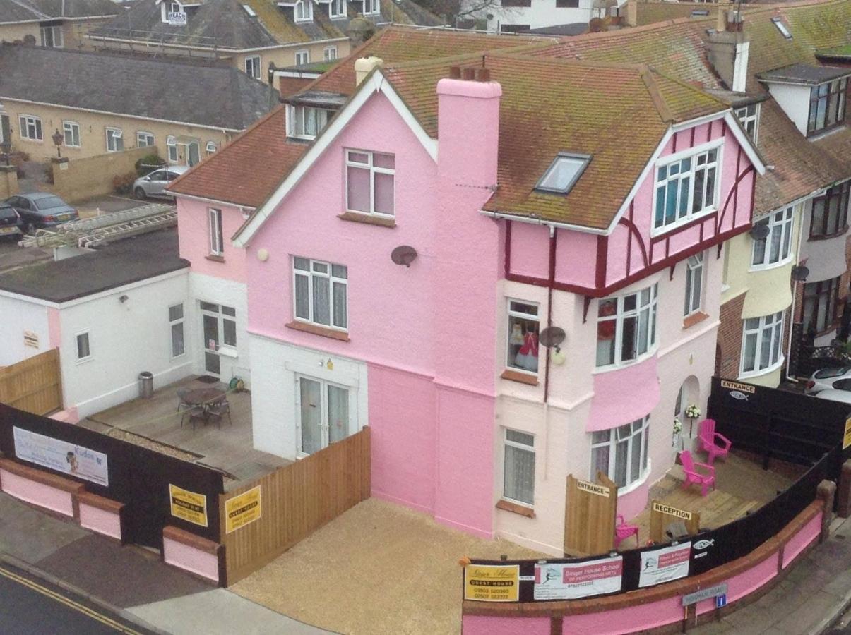 Pink House ,Opposite Beach ,Sleeps 6 , 2 Bedroom Ground Floor Self Contained Garden Flat , Private Entrance , Kitchen , Guaranteed Parking ,Wifi , Movies ,Bathroom ,Fridge , Microwave ,Bedroom 1, Double Bed & 2 Single Beds ,Bedroom 2 , Double Bed Пейнтон Екстер'єр фото