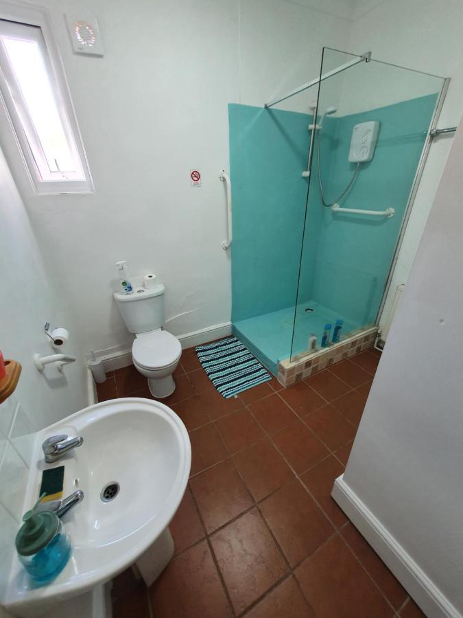 Pink House ,Opposite Beach ,Sleeps 6 , 2 Bedroom Ground Floor Self Contained Garden Flat , Private Entrance , Kitchen , Guaranteed Parking ,Wifi , Movies ,Bathroom ,Fridge , Microwave ,Bedroom 1, Double Bed & 2 Single Beds ,Bedroom 2 , Double Bed Пейнтон Екстер'єр фото