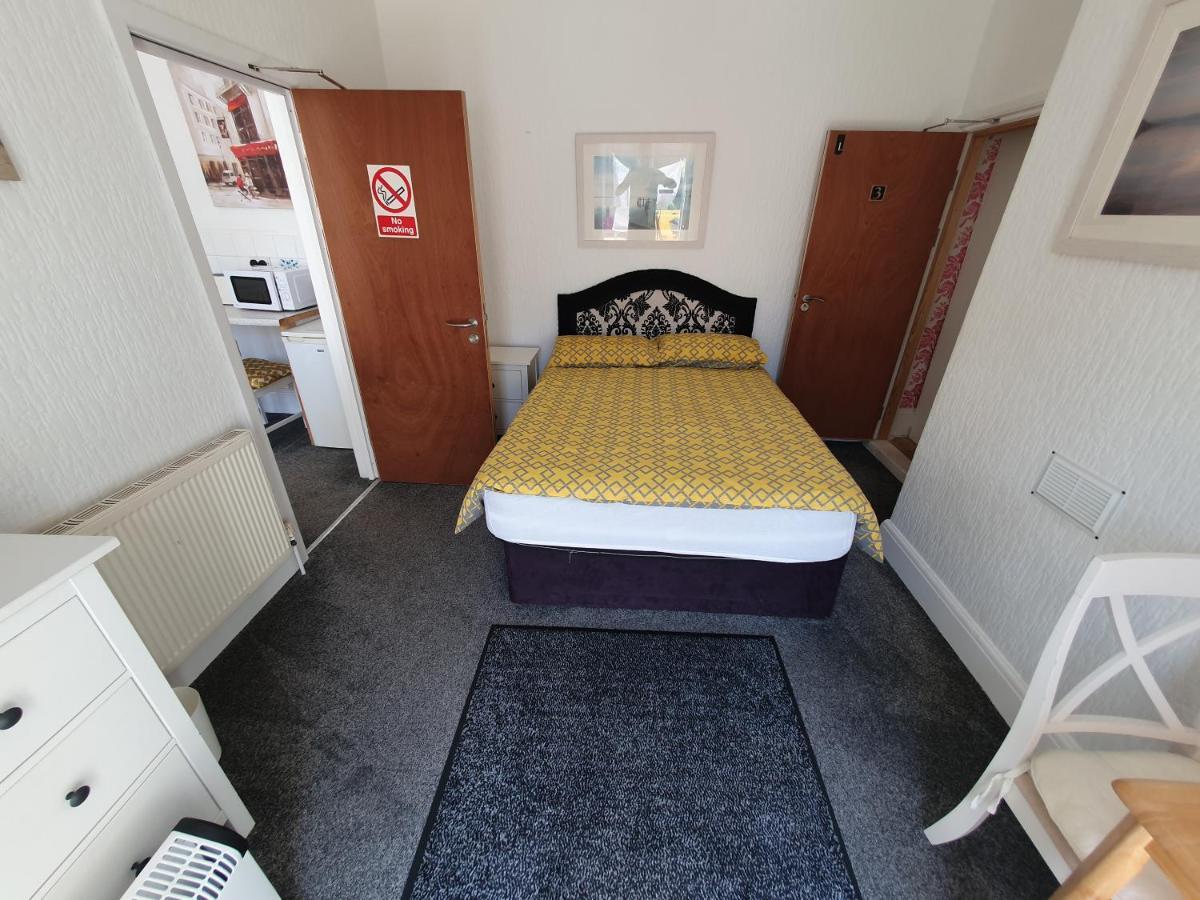 Pink House ,Opposite Beach ,Sleeps 6 , 2 Bedroom Ground Floor Self Contained Garden Flat , Private Entrance , Kitchen , Guaranteed Parking ,Wifi , Movies ,Bathroom ,Fridge , Microwave ,Bedroom 1, Double Bed & 2 Single Beds ,Bedroom 2 , Double Bed Пейнтон Екстер'єр фото