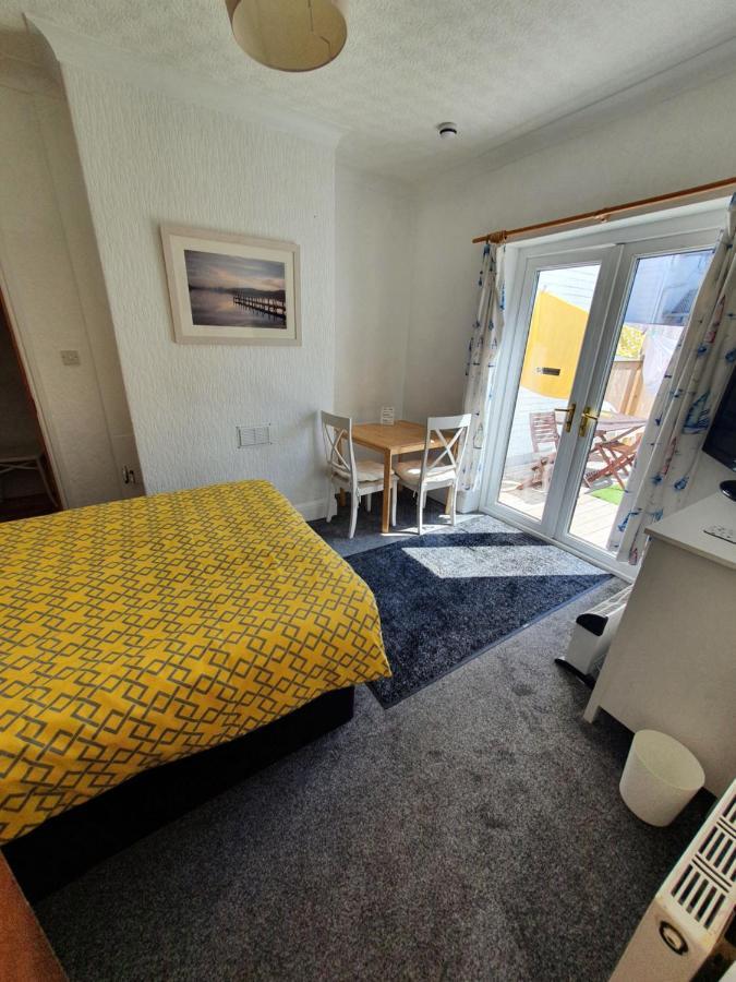 Pink House ,Opposite Beach ,Sleeps 6 , 2 Bedroom Ground Floor Self Contained Garden Flat , Private Entrance , Kitchen , Guaranteed Parking ,Wifi , Movies ,Bathroom ,Fridge , Microwave ,Bedroom 1, Double Bed & 2 Single Beds ,Bedroom 2 , Double Bed Пейнтон Екстер'єр фото