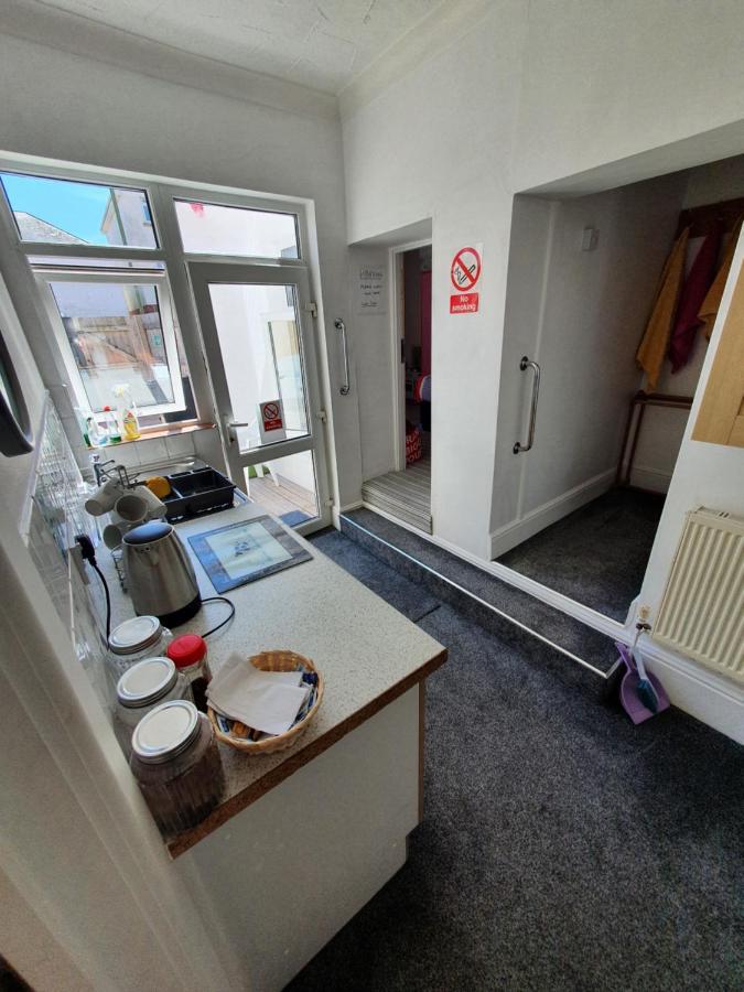 Pink House ,Opposite Beach ,Sleeps 6 , 2 Bedroom Ground Floor Self Contained Garden Flat , Private Entrance , Kitchen , Guaranteed Parking ,Wifi , Movies ,Bathroom ,Fridge , Microwave ,Bedroom 1, Double Bed & 2 Single Beds ,Bedroom 2 , Double Bed Пейнтон Екстер'єр фото