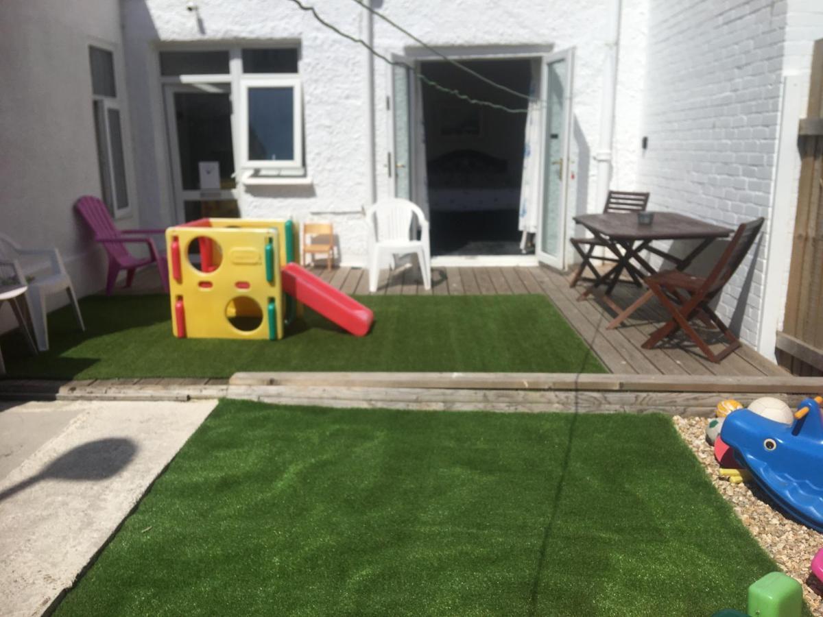 Pink House ,Opposite Beach ,Sleeps 6 , 2 Bedroom Ground Floor Self Contained Garden Flat , Private Entrance , Kitchen , Guaranteed Parking ,Wifi , Movies ,Bathroom ,Fridge , Microwave ,Bedroom 1, Double Bed & 2 Single Beds ,Bedroom 2 , Double Bed Пейнтон Екстер'єр фото
