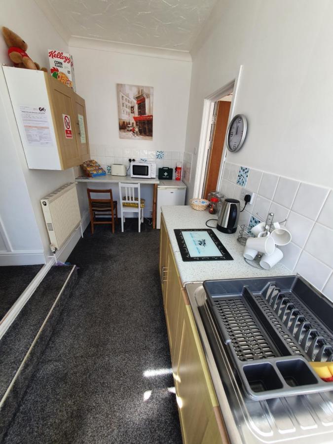 Pink House ,Opposite Beach ,Sleeps 6 , 2 Bedroom Ground Floor Self Contained Garden Flat , Private Entrance , Kitchen , Guaranteed Parking ,Wifi , Movies ,Bathroom ,Fridge , Microwave ,Bedroom 1, Double Bed & 2 Single Beds ,Bedroom 2 , Double Bed Пейнтон Екстер'єр фото