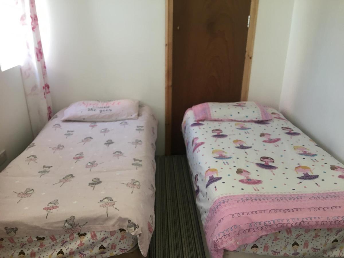 Pink House ,Opposite Beach ,Sleeps 6 , 2 Bedroom Ground Floor Self Contained Garden Flat , Private Entrance , Kitchen , Guaranteed Parking ,Wifi , Movies ,Bathroom ,Fridge , Microwave ,Bedroom 1, Double Bed & 2 Single Beds ,Bedroom 2 , Double Bed Пейнтон Екстер'єр фото