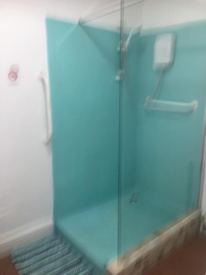 Pink House ,Opposite Beach ,Sleeps 6 , 2 Bedroom Ground Floor Self Contained Garden Flat , Private Entrance , Kitchen , Guaranteed Parking ,Wifi , Movies ,Bathroom ,Fridge , Microwave ,Bedroom 1, Double Bed & 2 Single Beds ,Bedroom 2 , Double Bed Пейнтон Екстер'єр фото