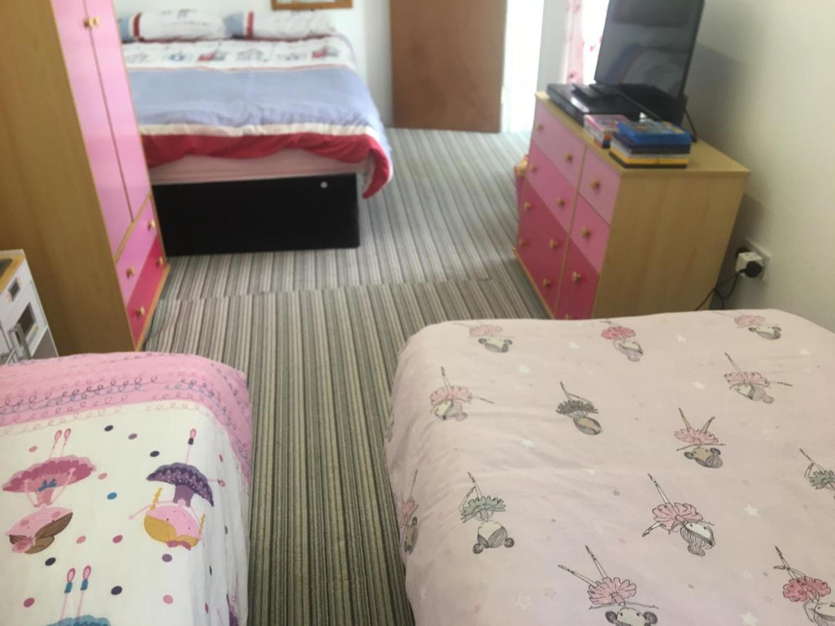 Pink House ,Opposite Beach ,Sleeps 6 , 2 Bedroom Ground Floor Self Contained Garden Flat , Private Entrance , Kitchen , Guaranteed Parking ,Wifi , Movies ,Bathroom ,Fridge , Microwave ,Bedroom 1, Double Bed & 2 Single Beds ,Bedroom 2 , Double Bed Пейнтон Екстер'єр фото